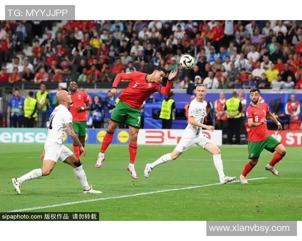 球迷疯狂冲入赛场抢C罗球衣引发热议的奇葩事件